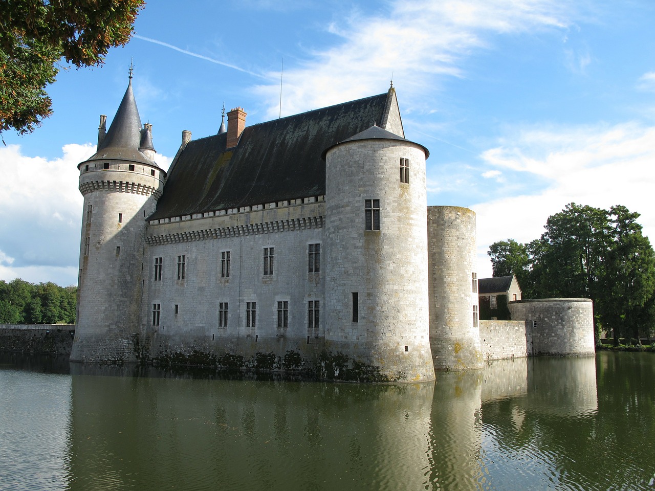 château of de sully sur loire chateau sully in the loire valley moated castle free photo