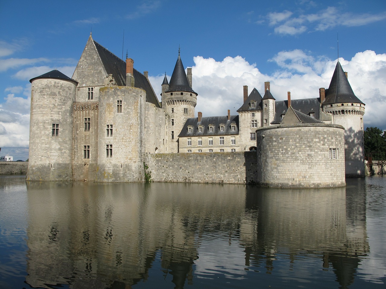 château of de sully sur loire chateau sully in the loire valley moated castle free photo