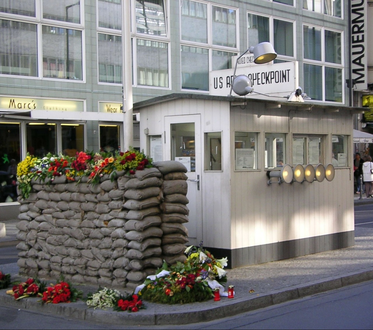 checkpoint charlie barrack berlin wall museum free photo