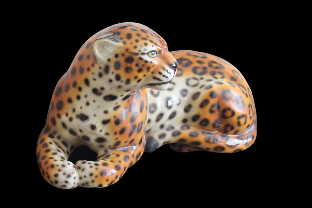 cheetah porcelain figure free photo