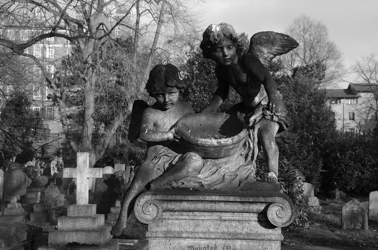 cherubs monochrome grave free photo