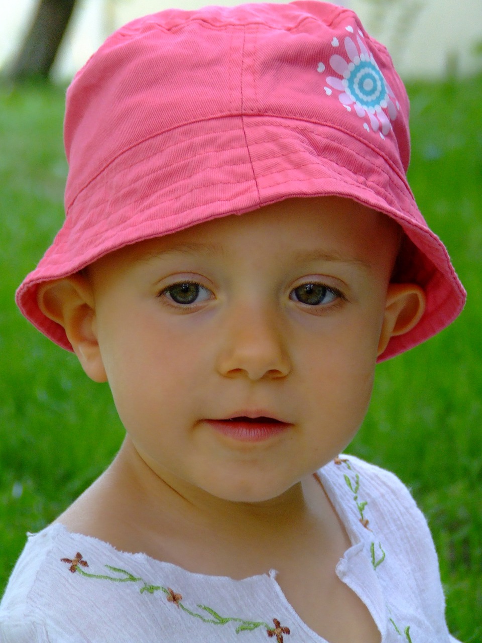 child pink cap face free photo