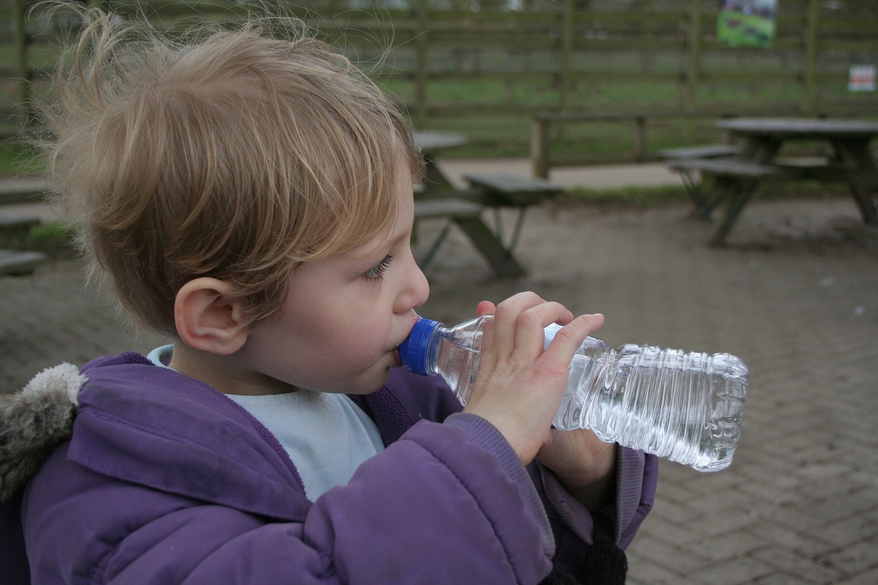 child drinking water free photo