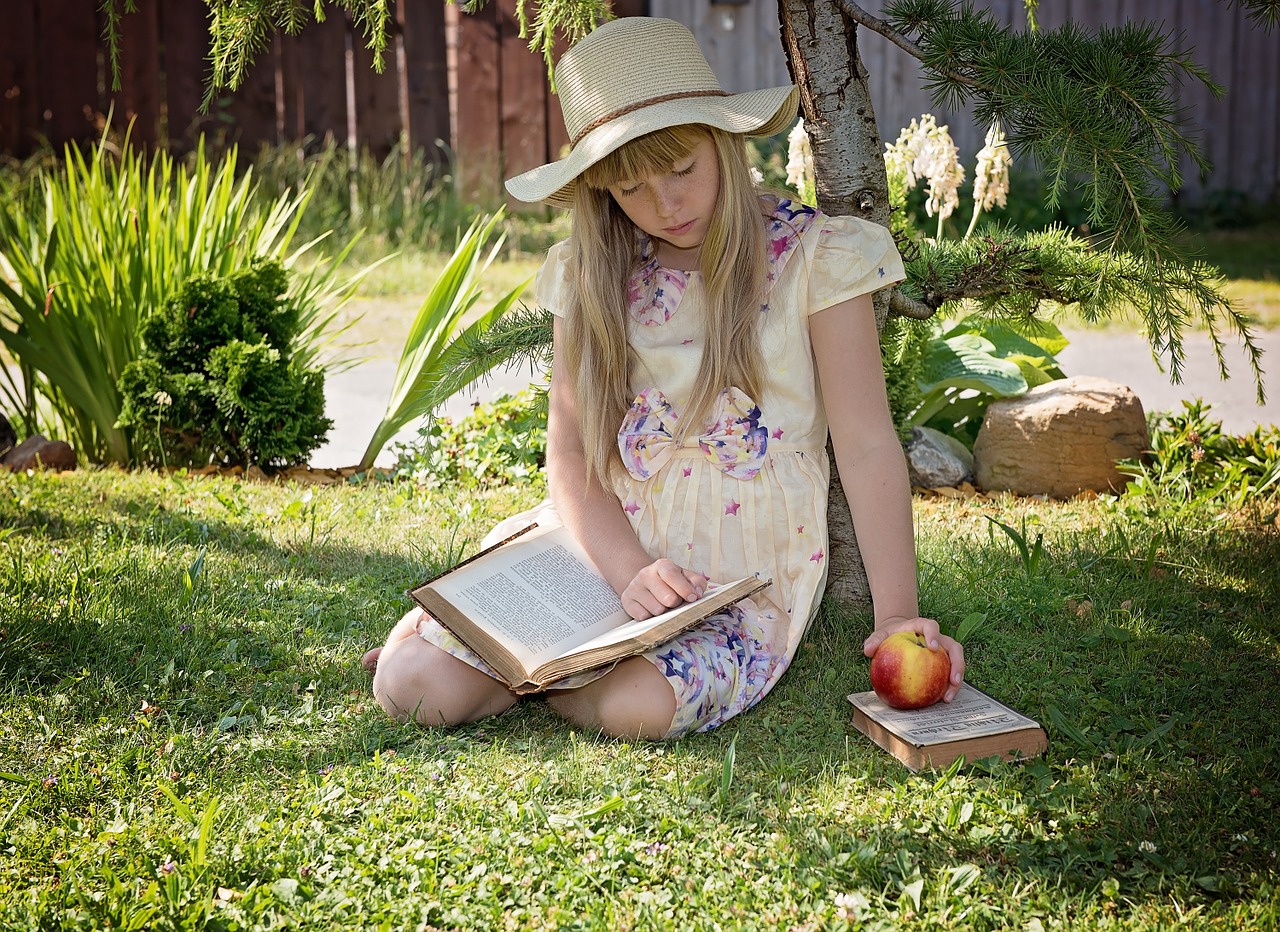 child girl read free photo