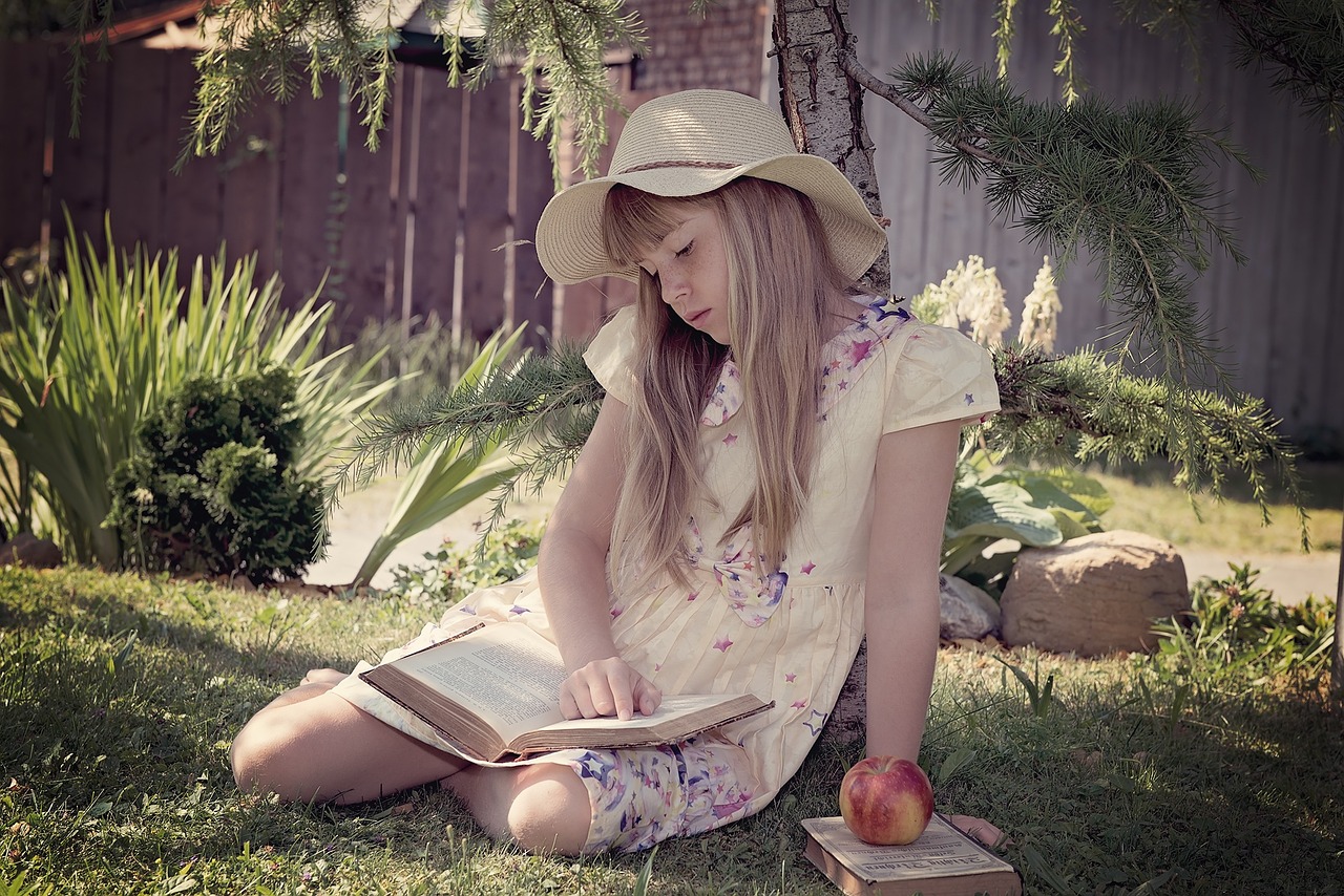 child girl read free photo