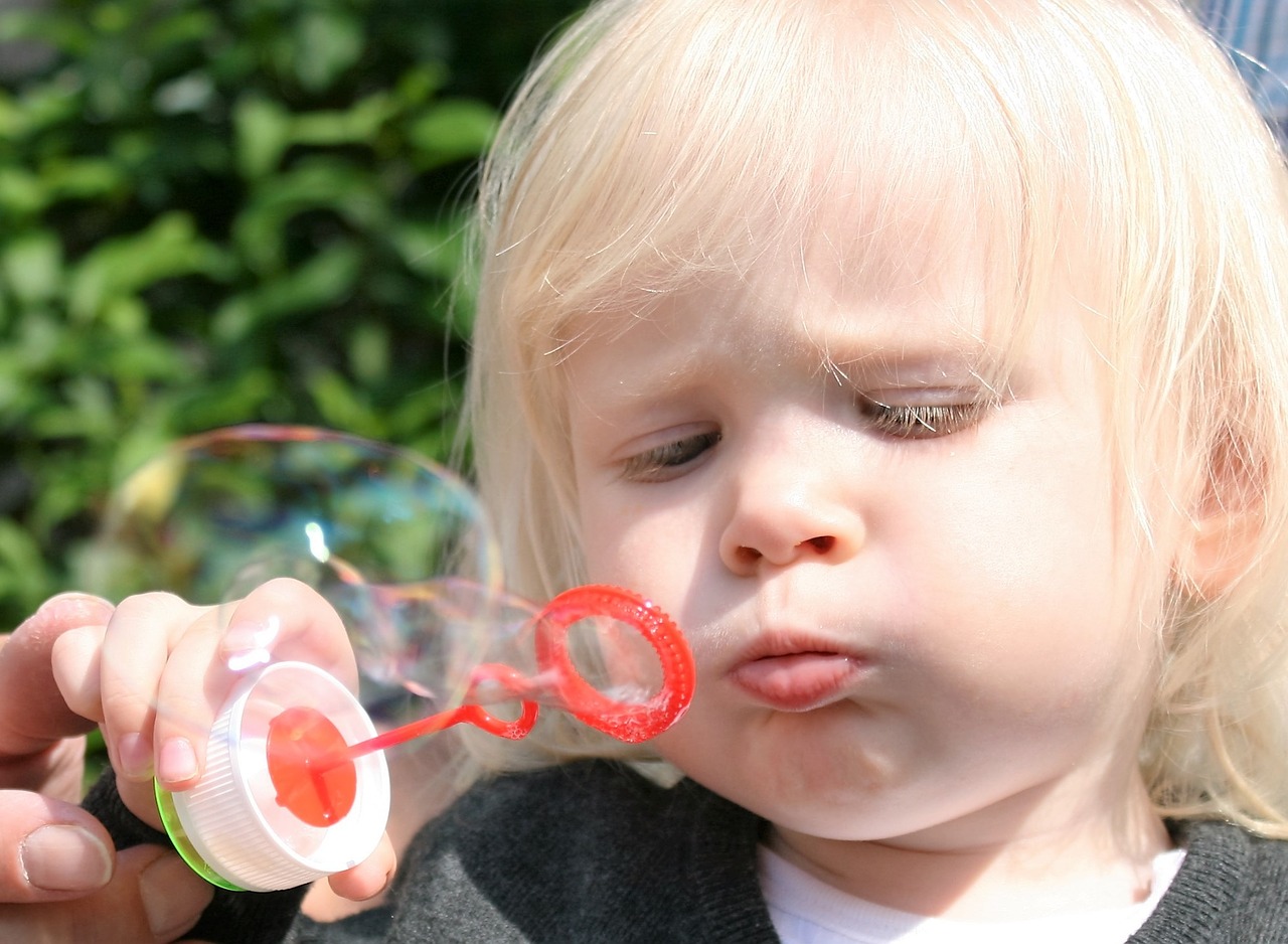 child soap bubbles fun free photo