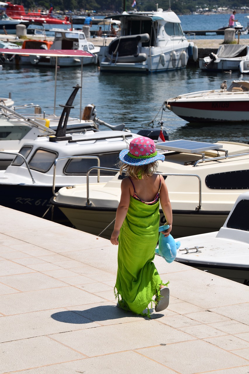 child sea boats free photo