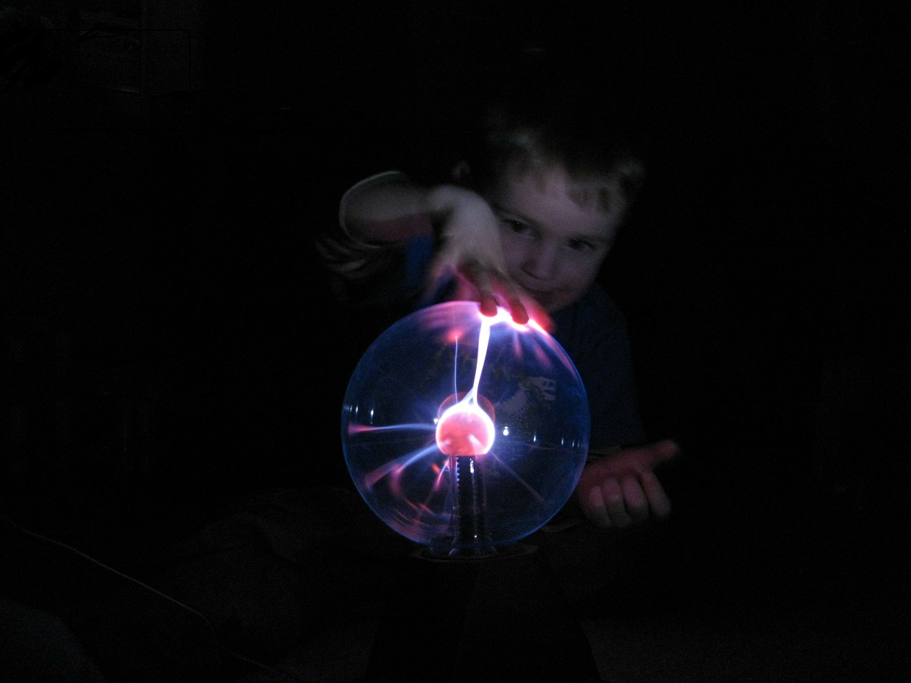 child curious plasma ball free photo