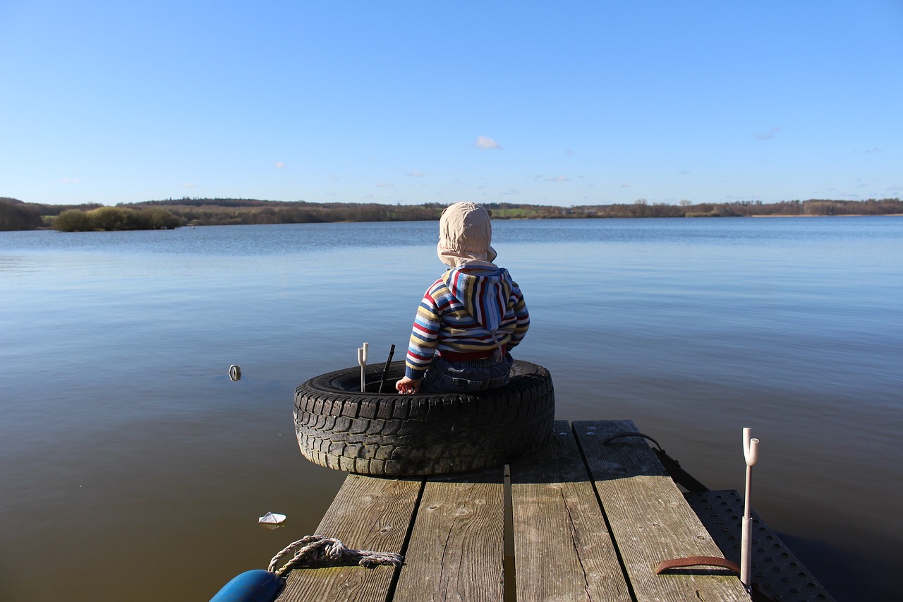 child at the lake child at the lake free photo