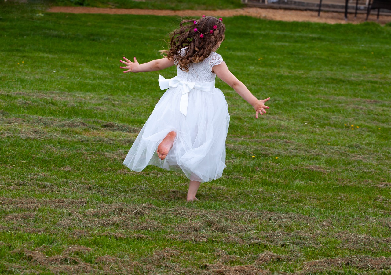 child  bridesmaid  flower girl free photo