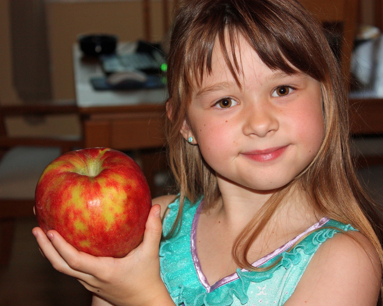 child apple nutrition free photo