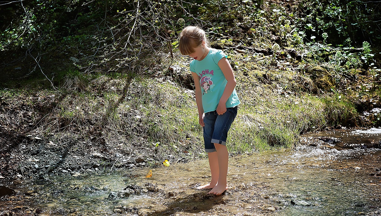 child girl barefoot free photo