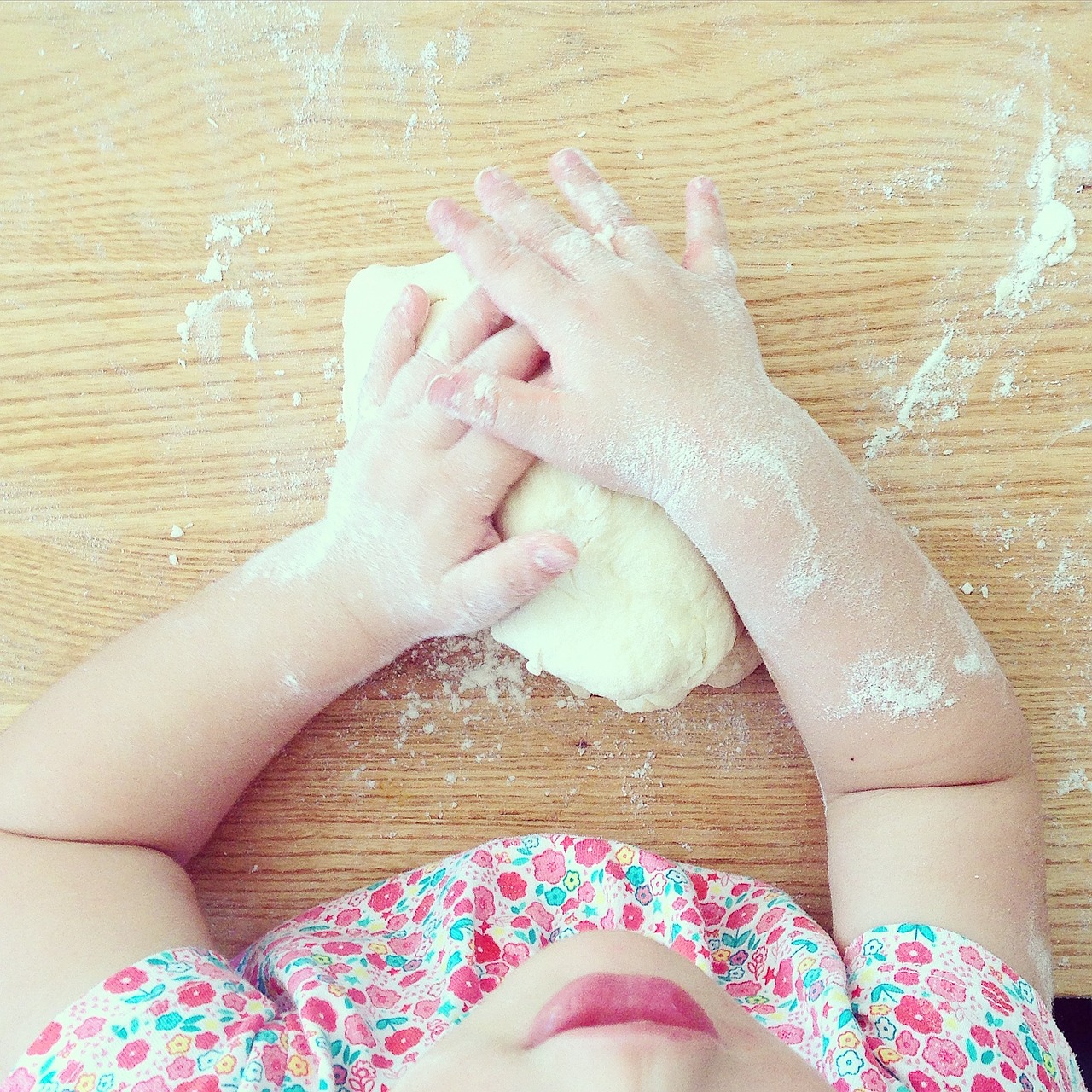 child kitchen flour free photo