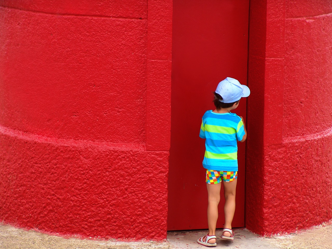 child red wall free photo