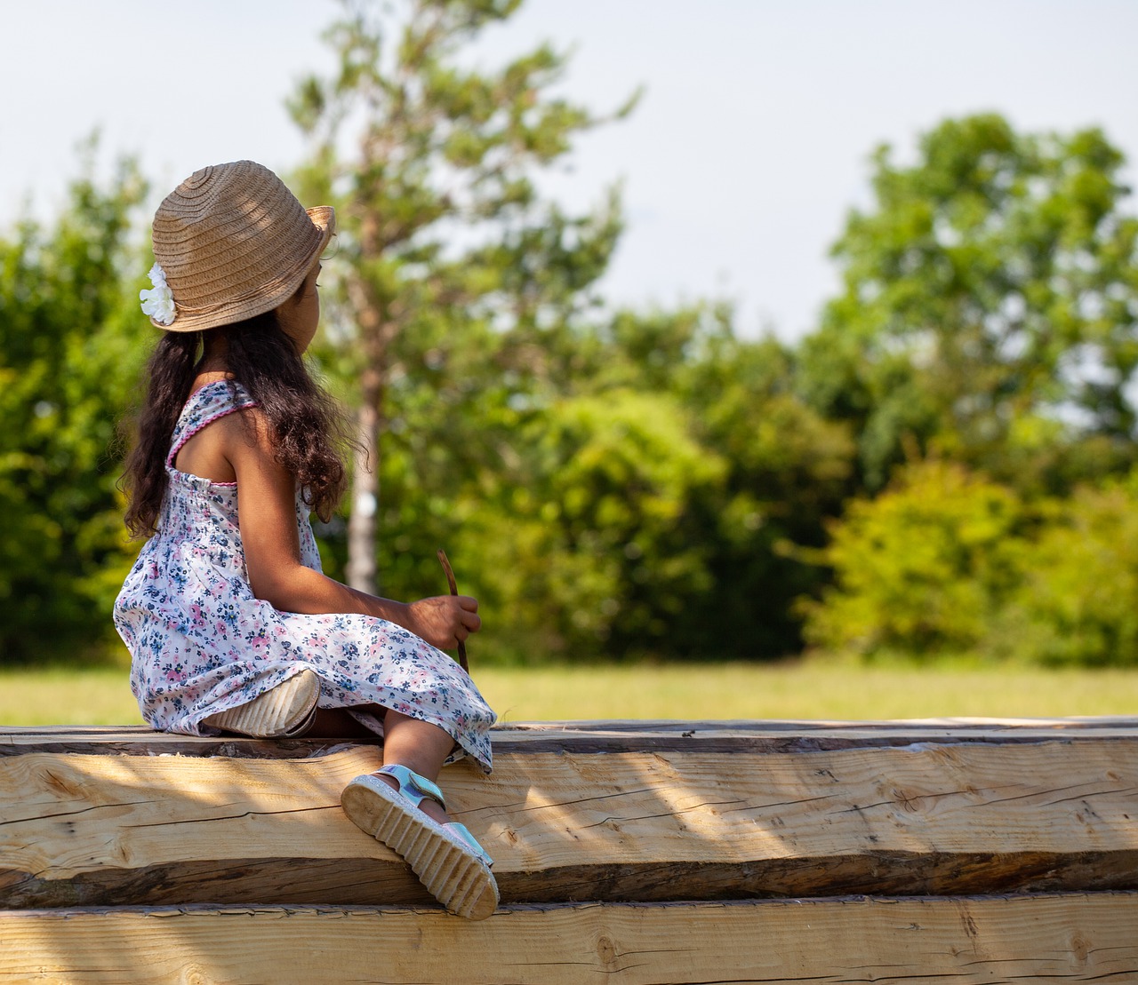 child in profile  child in sun  child in hat free photo