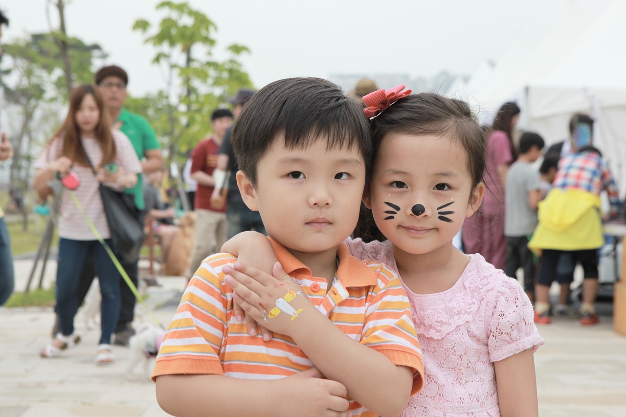 children face painting air after comrade free photo