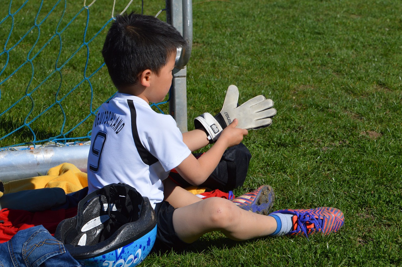 children football gloves free photo