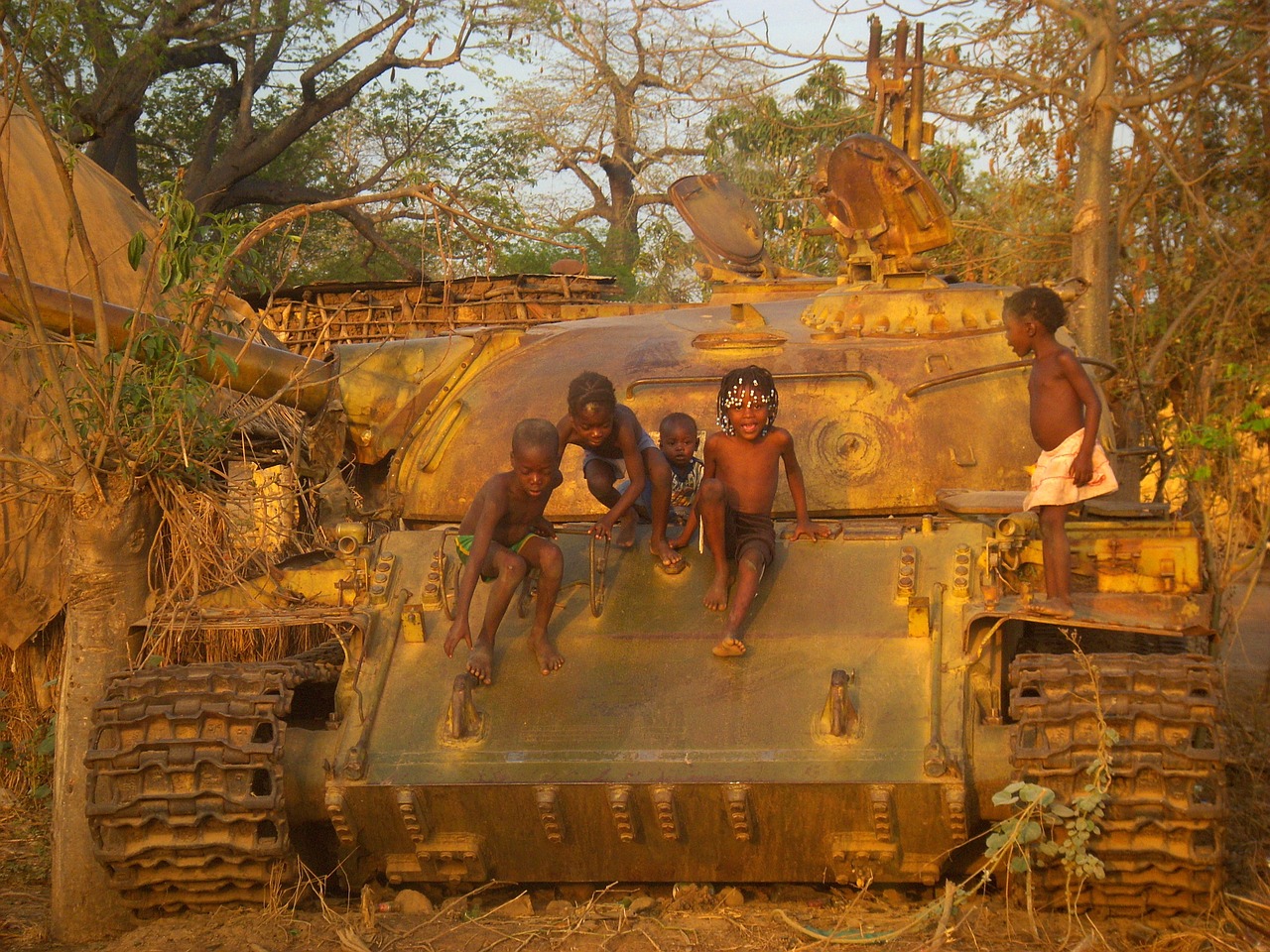 children war tank free photo