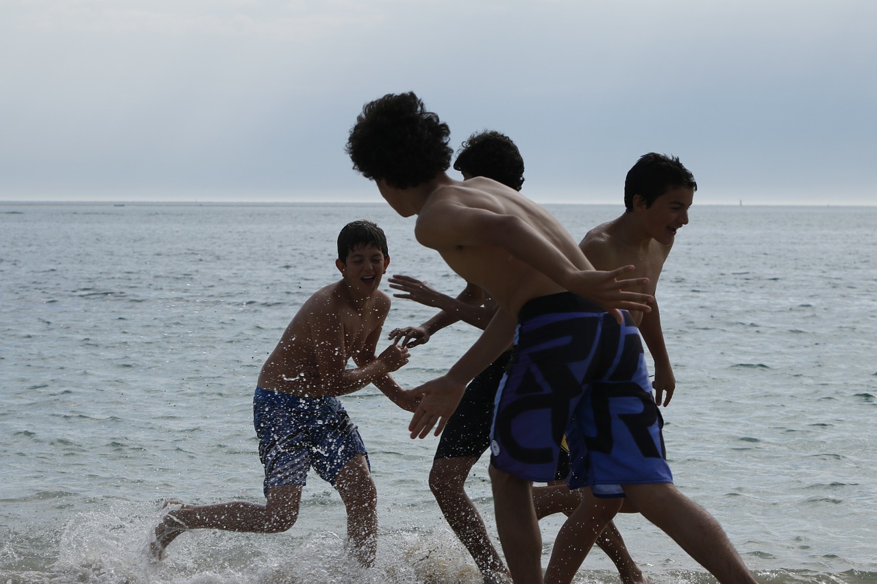 children playing mar blue free photo