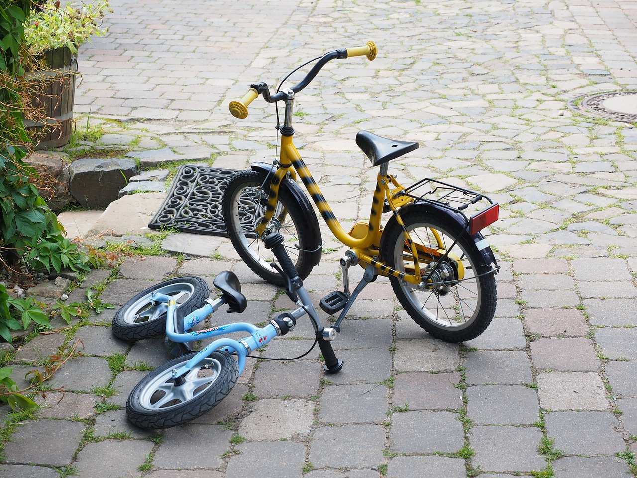 children's bikes kinderrfahrraeder cycling free photo