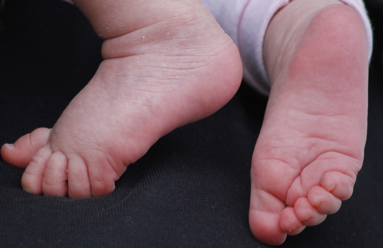 children's feet babyfüße babyfussnahaufnahme free photo