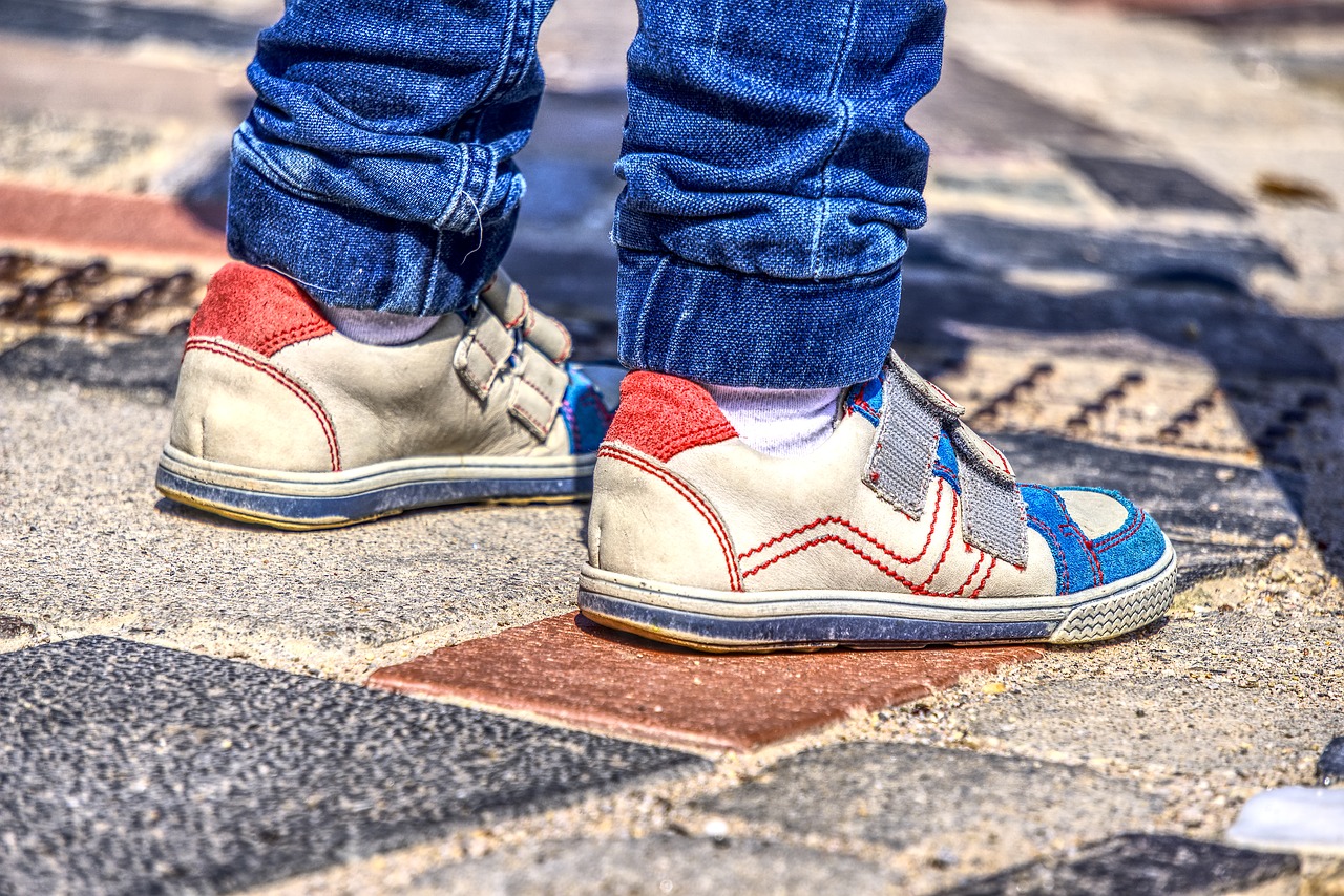 child's  feet  small child free photo