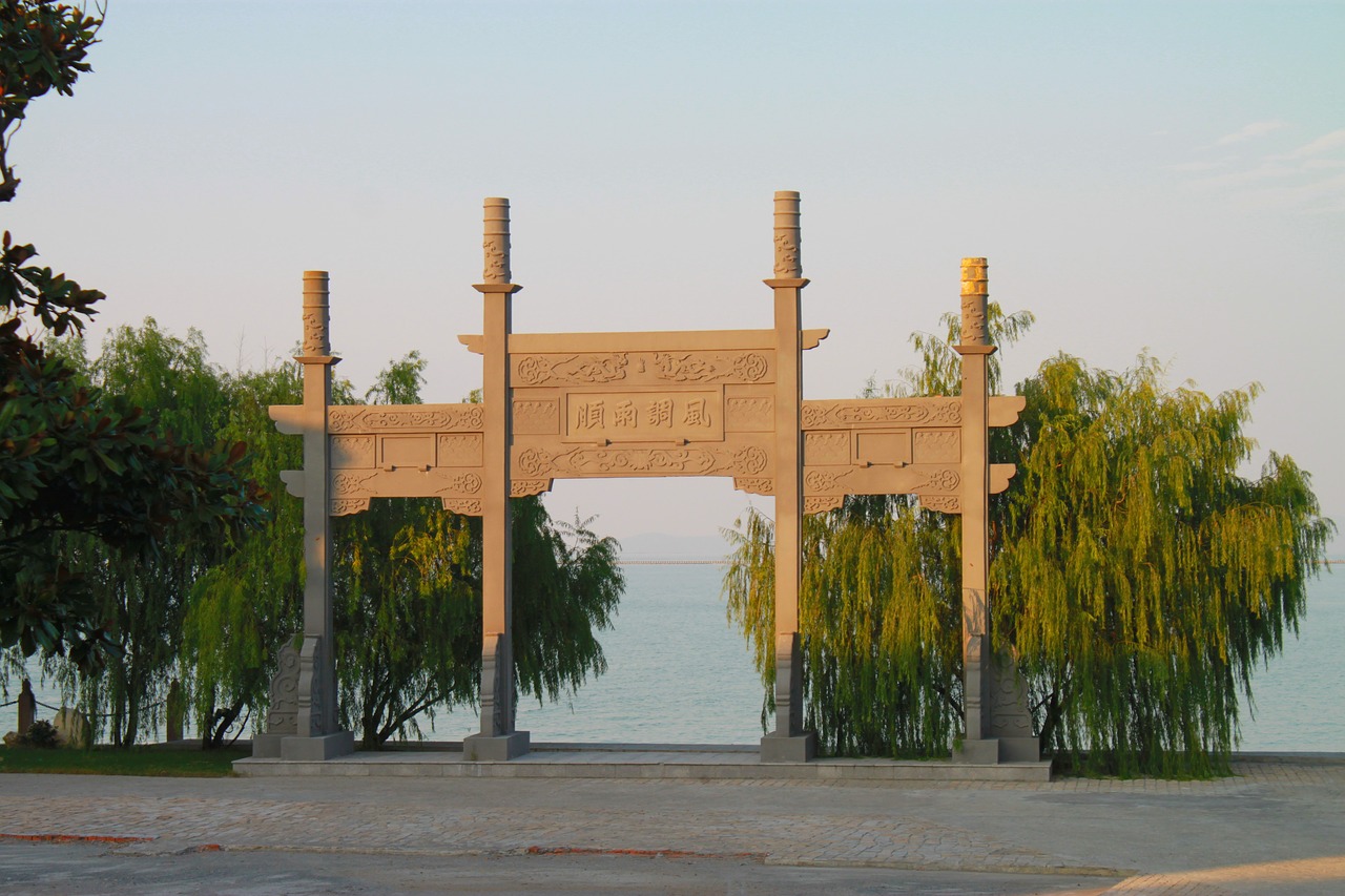 china  taihu lake  the memorial arch free photo