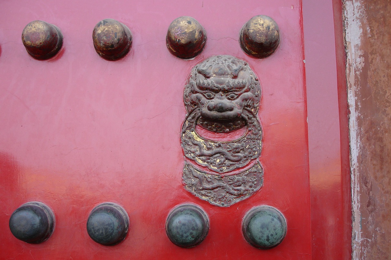 china door lion head free photo