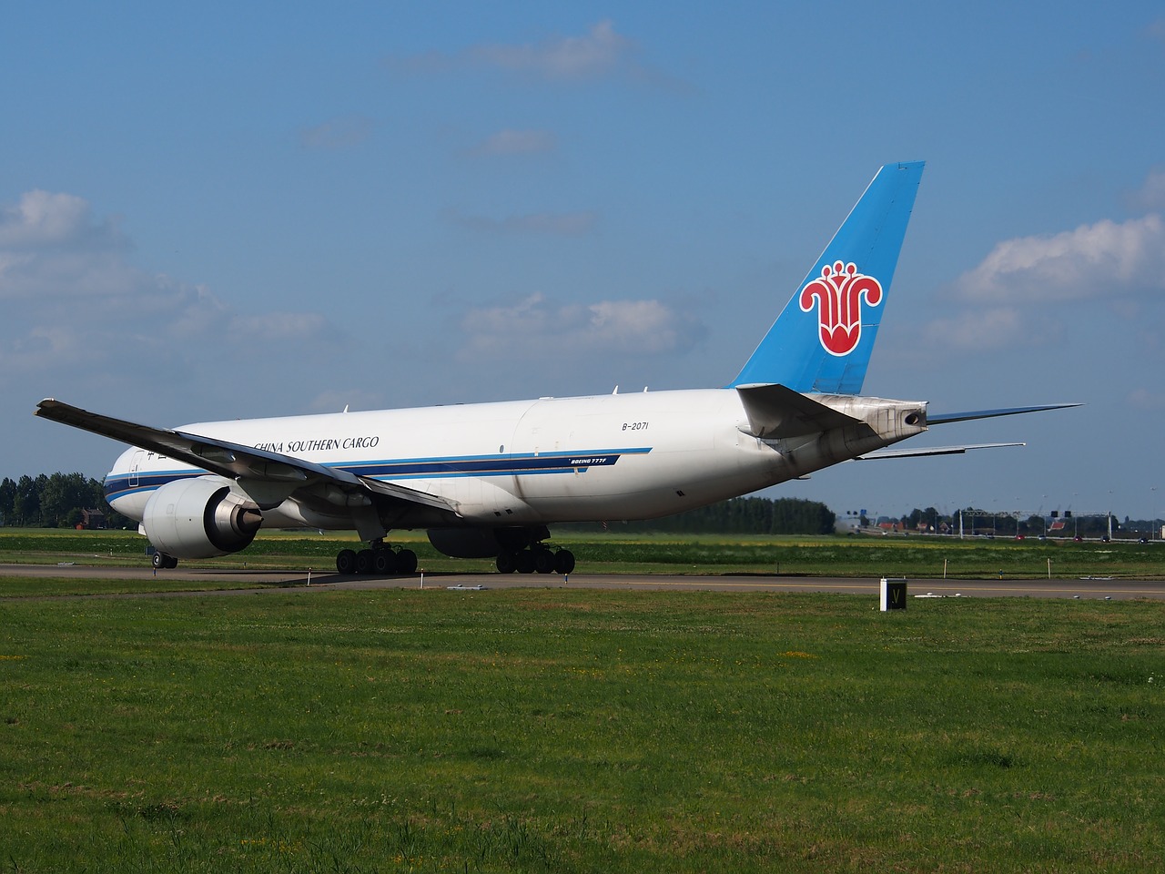 china southern airlines boeing 777 aircraft free photo