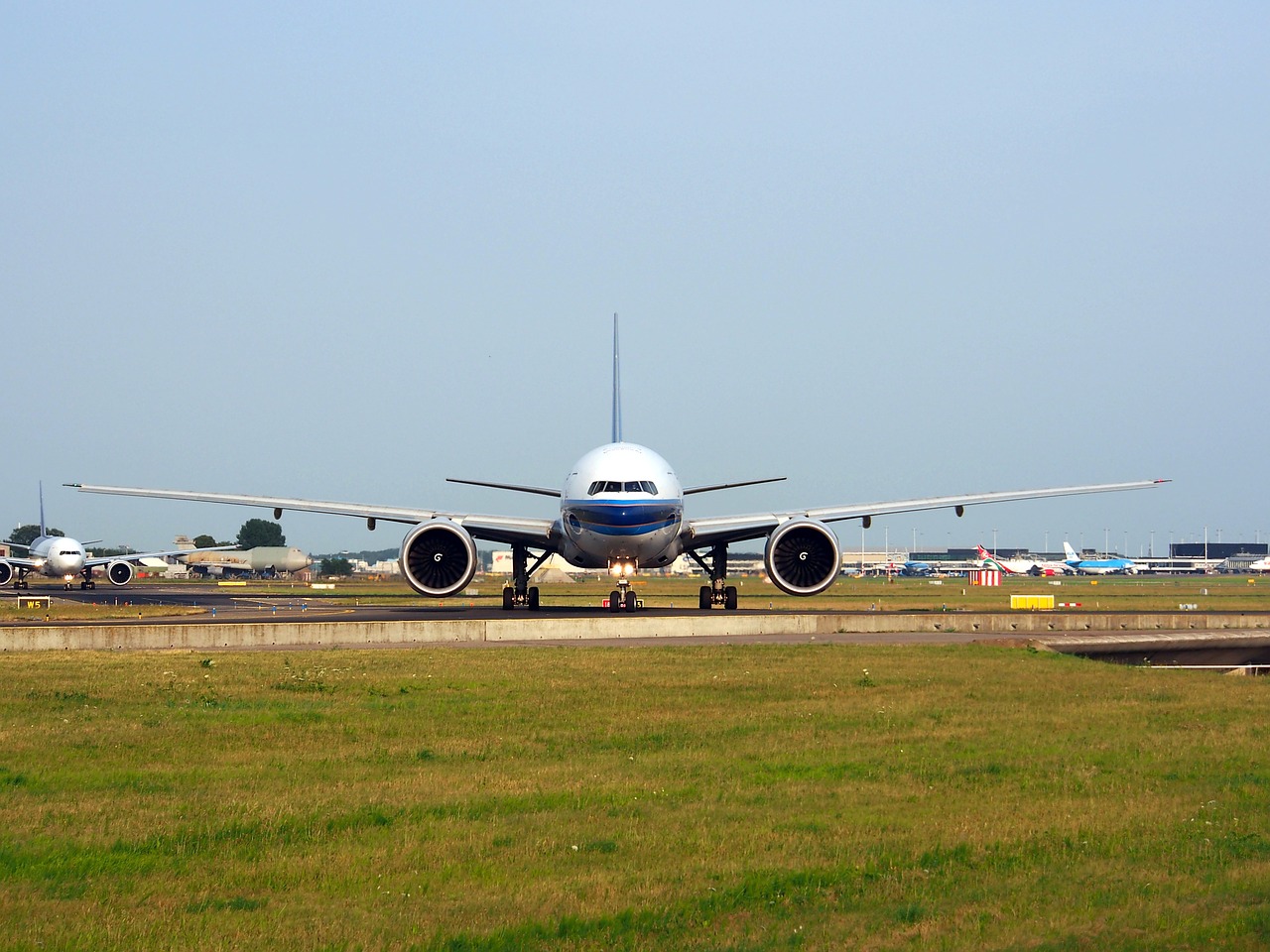 china southern airlines boeing 777 aircraft free photo