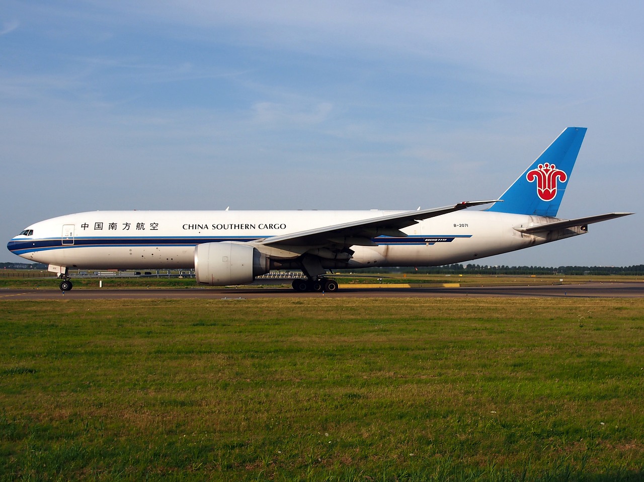 china southern airlines boeing 777 aircraft free photo