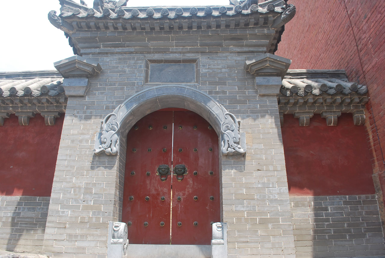 Открытые двери китая. Китайская дверь. Китайские двери традиционные. Общественные двери. Красные двери храм Чили.
