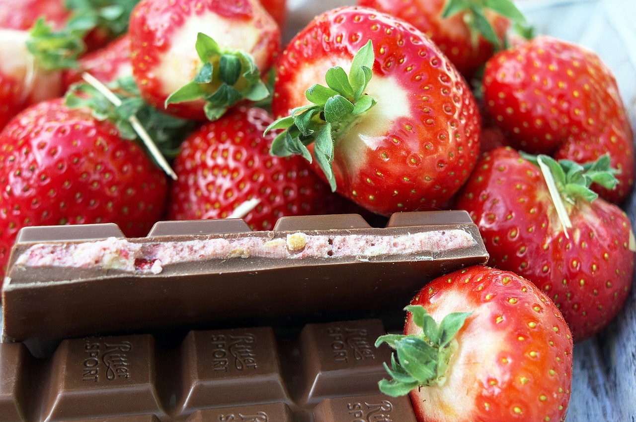 chocolate strawberries strawberry chocolate free photo