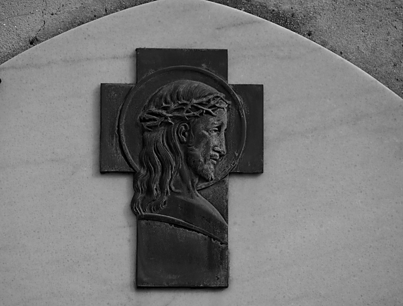 christ black and white sculpture free photo