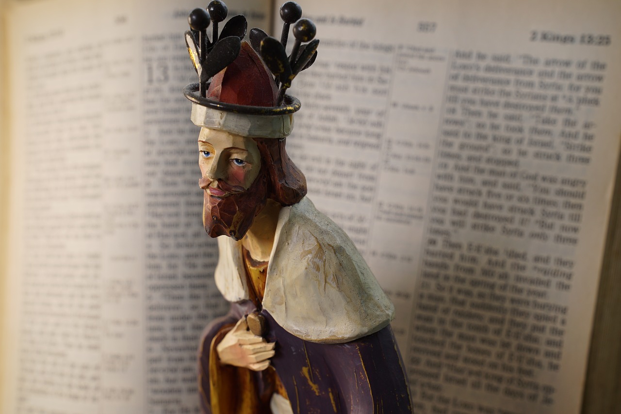 christian figurine the king open bible free photo