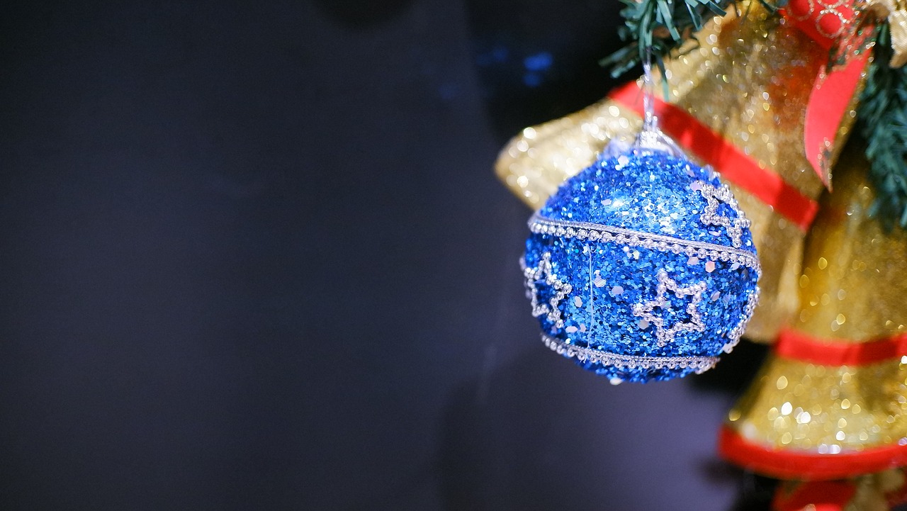 christmas  decorative ball  christmas ornaments free photo