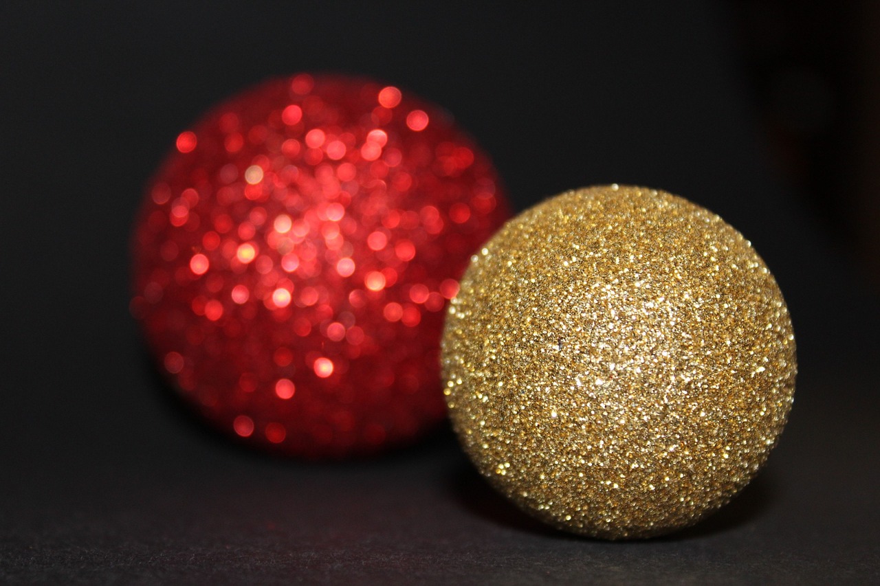 christmas balls weihnachtsbaumschmuck sharp and unsharp free photo