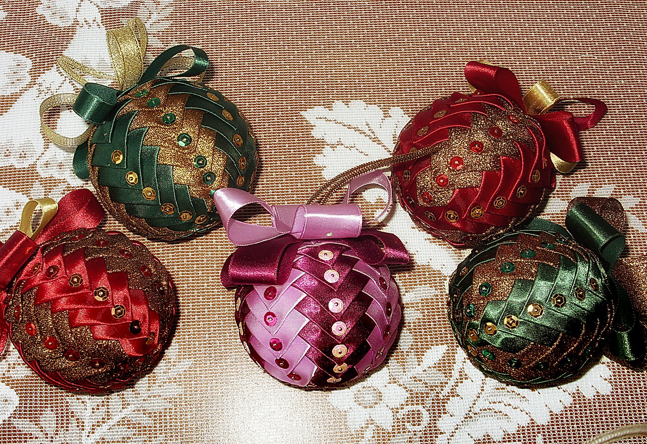 christmas baubles christmas balls baubles free photo