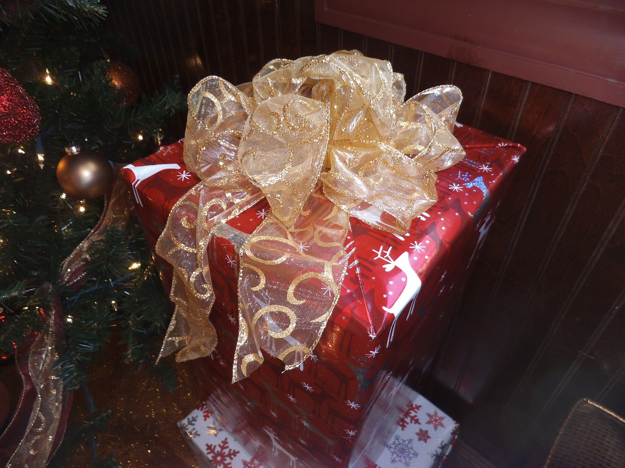 christmas gift gift package ribbon free photo