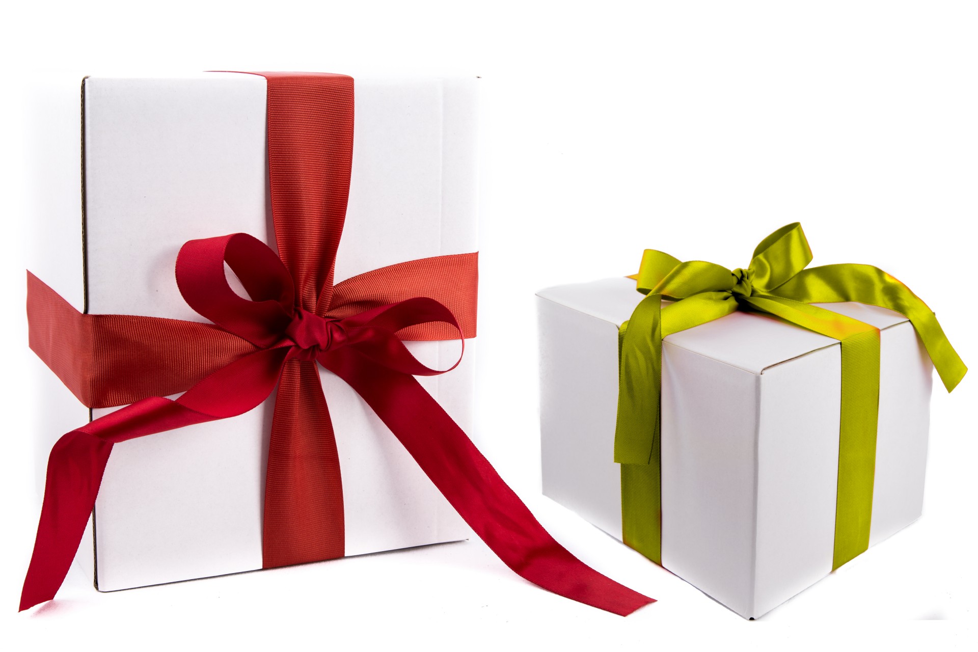 Сюрприз 2 5. Подарок. Подарочные коробки. Коробки с подарками на белом фоне. Белая подарочная коробка с красной лентой.