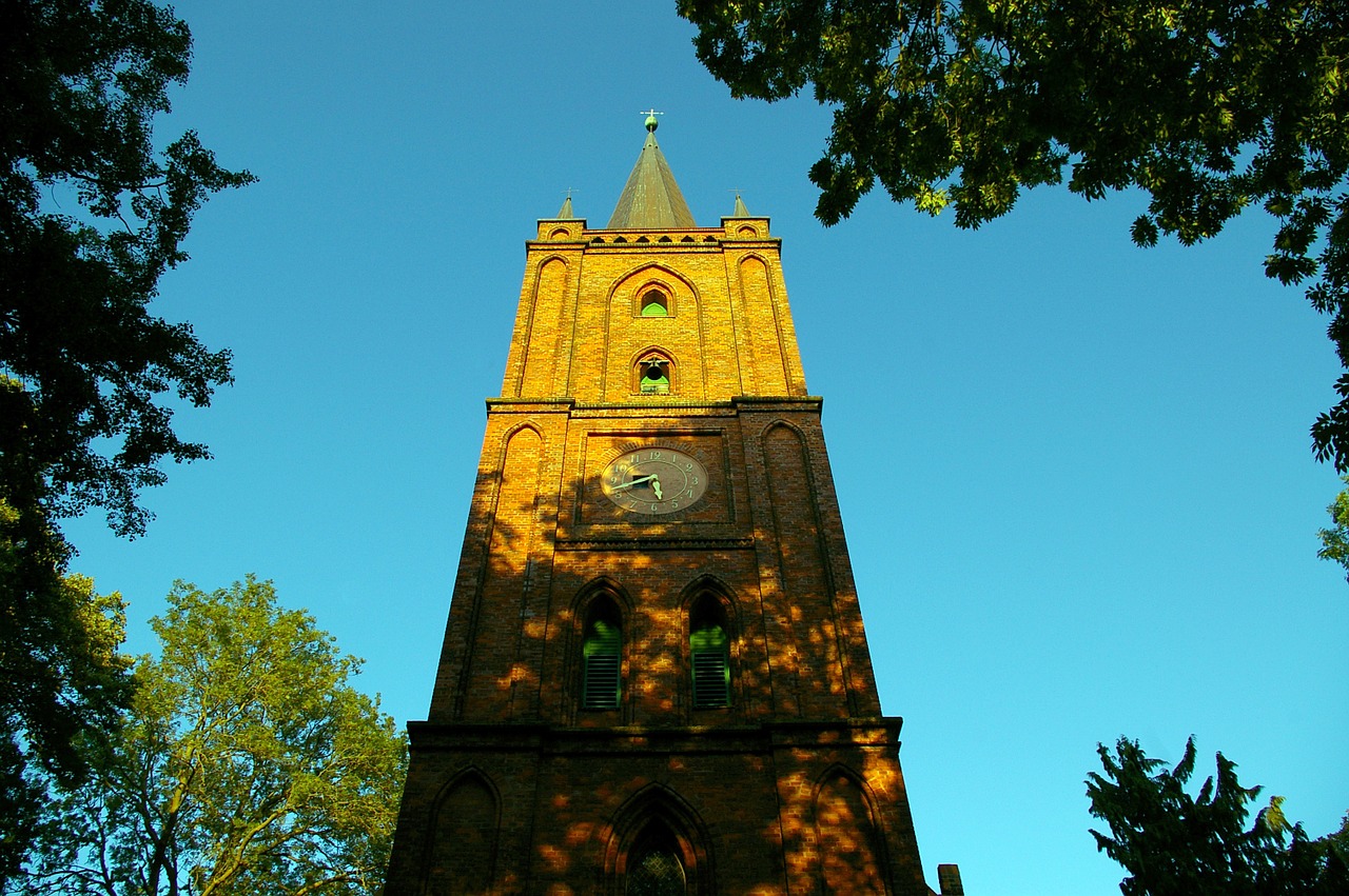 church house of worship architecture free photo