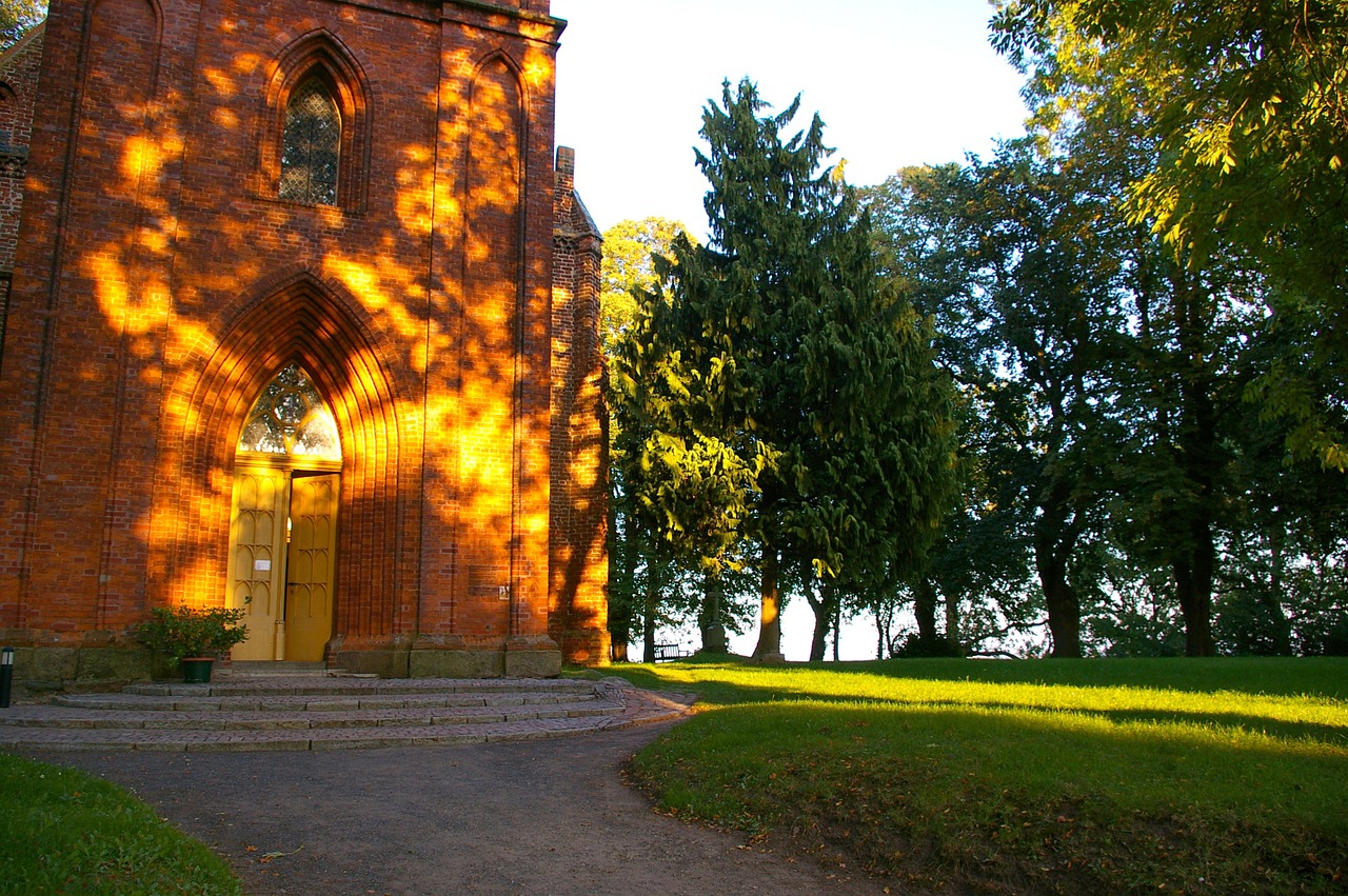 church house of worship architecture free photo