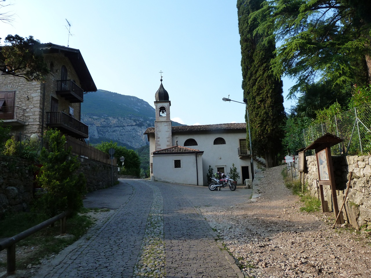 church italy path free photo