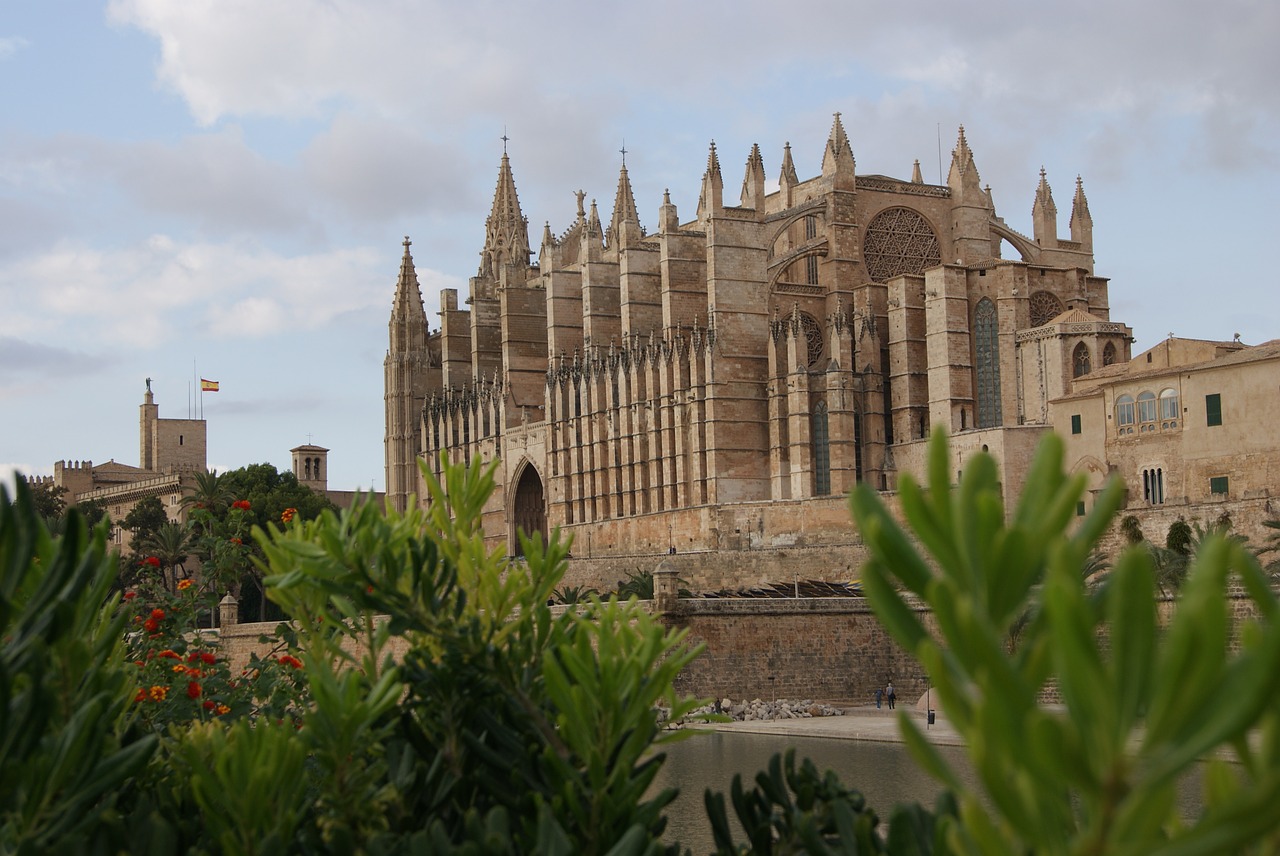 church cathedral building free photo