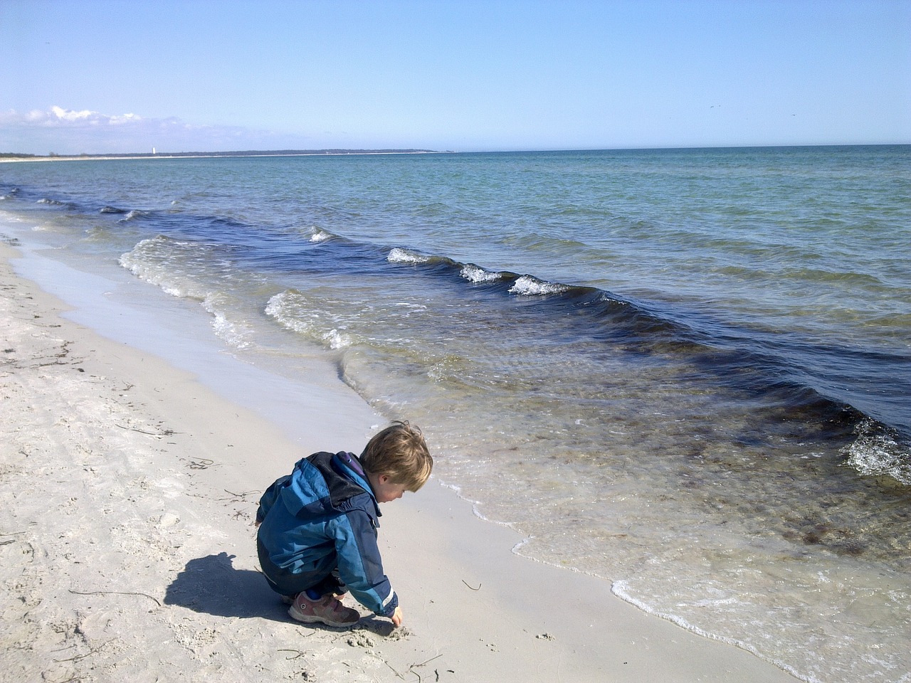 Дети на пляже коса. Мальчишки на море. Детский пляж. Голопопый мальчик на море.