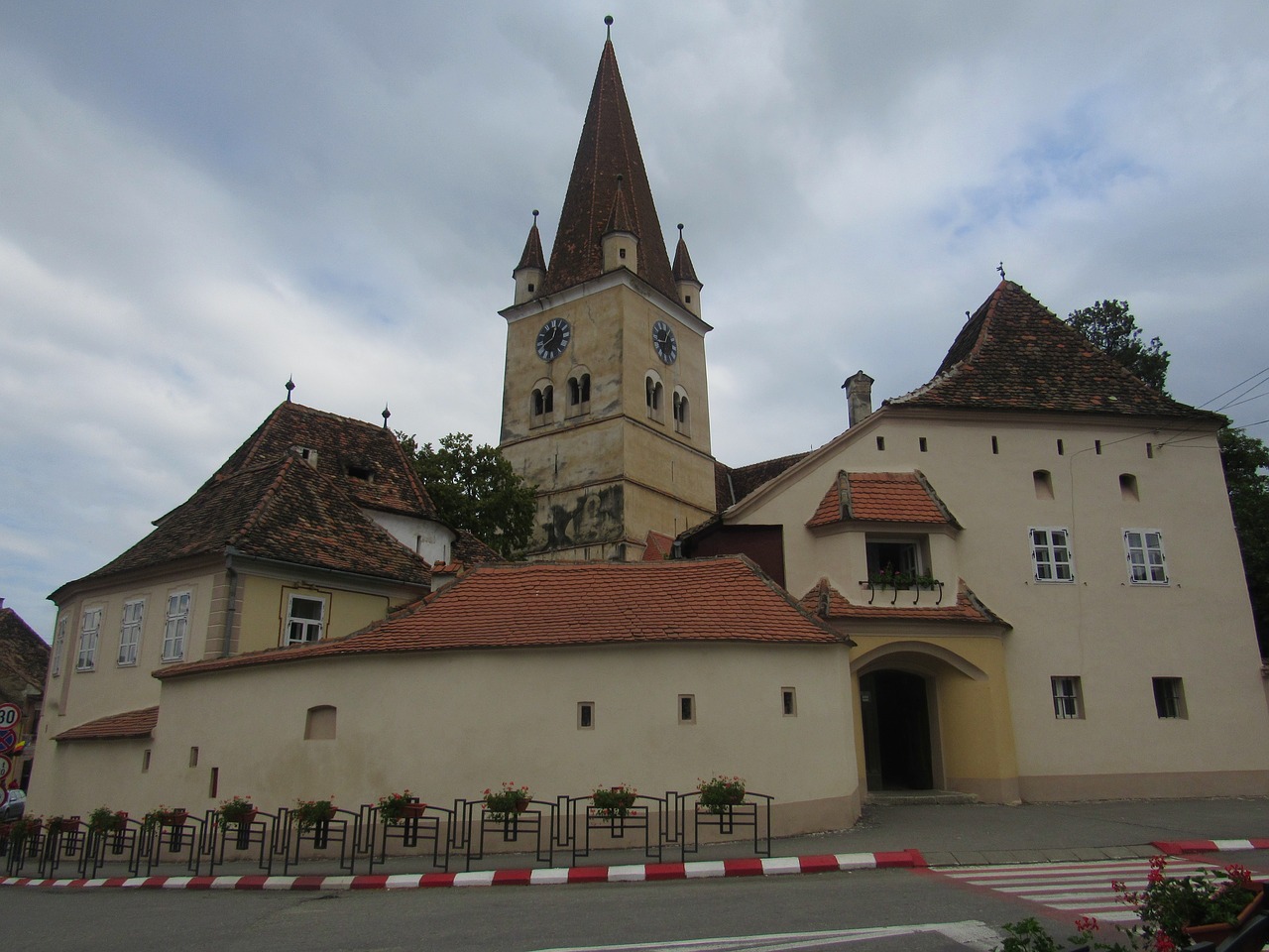 cisnadie transylvania fortified church free photo