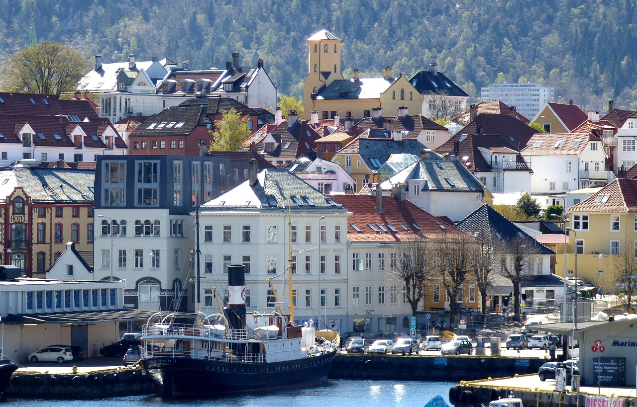 city houses sea free photo