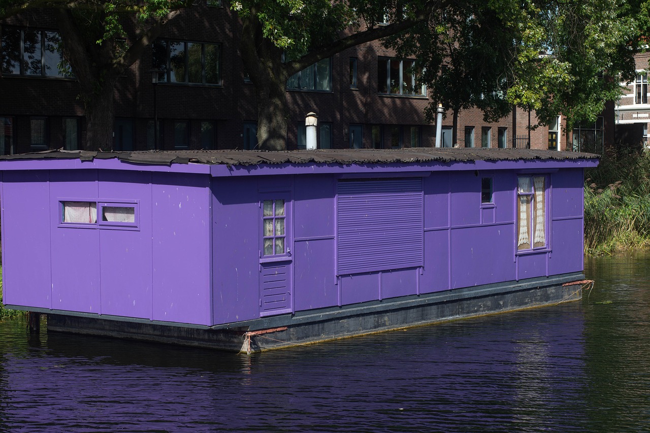 city  houseboat  boat free photo