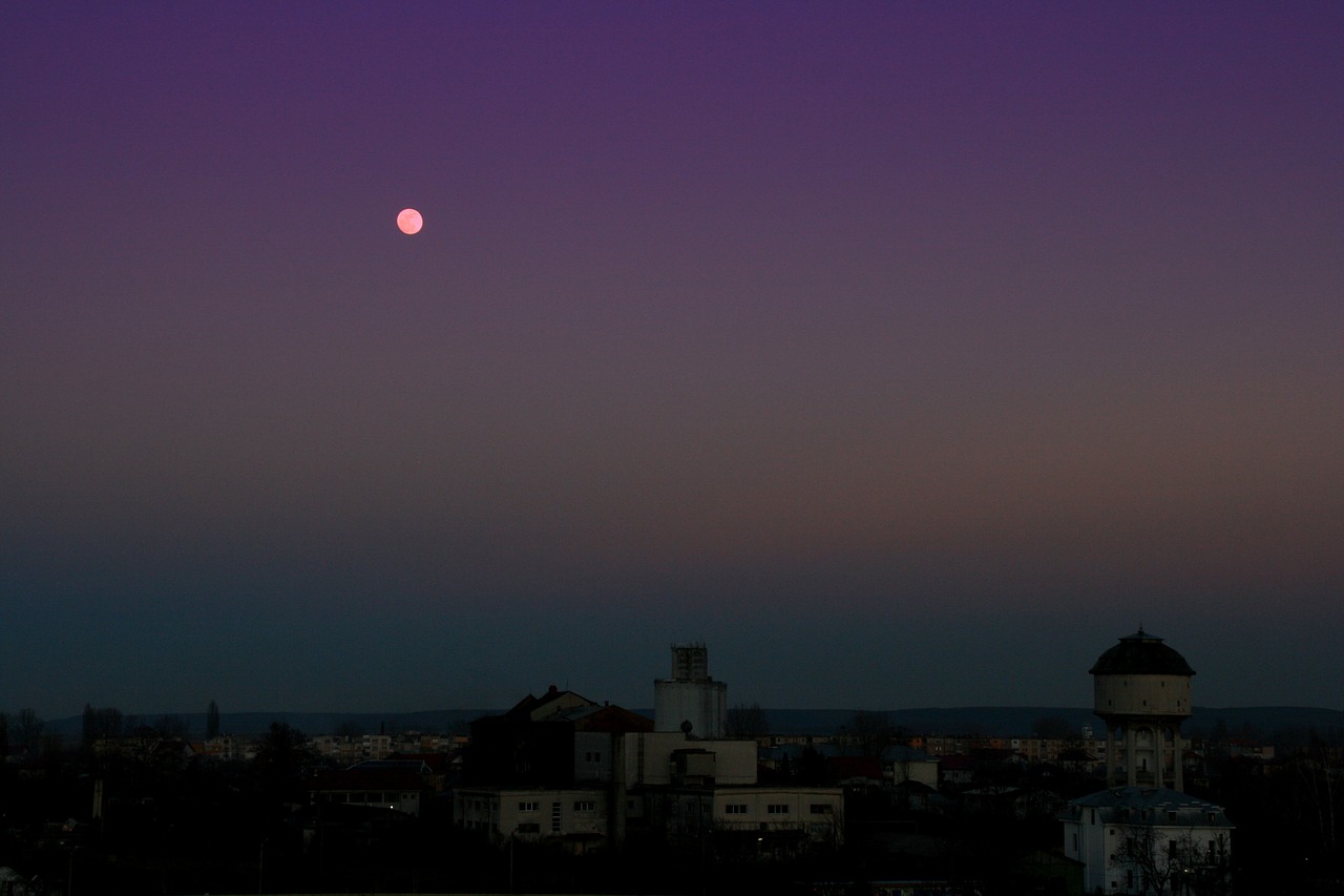 city luna in the evening free photo