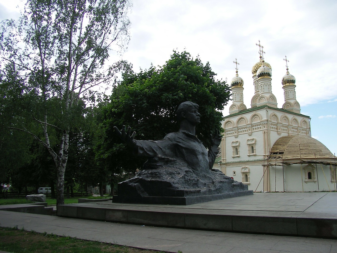 city ryazan monument to yesenin free photo